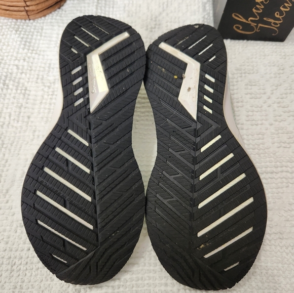 Brooks - Picture 3 of 4